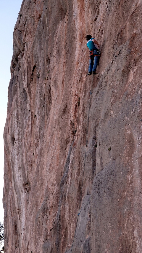 Gedas onsighting "Generaciòn Limite", 7b+, during one of his evening sends' sprint